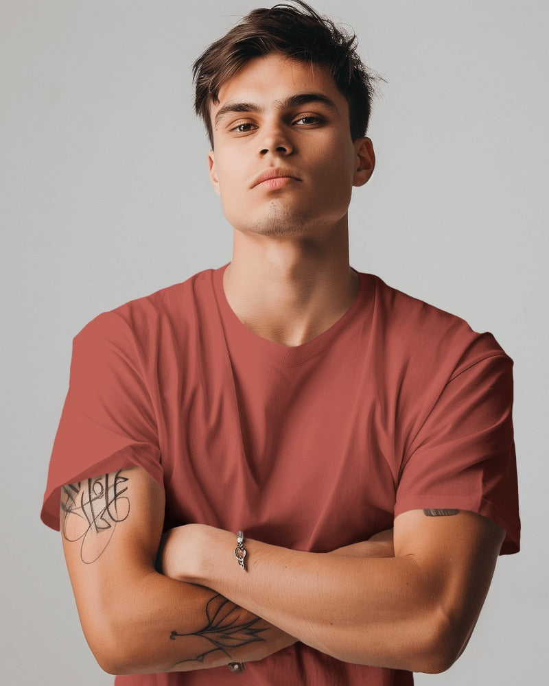 Men Solid Red Regular T-Shirt.